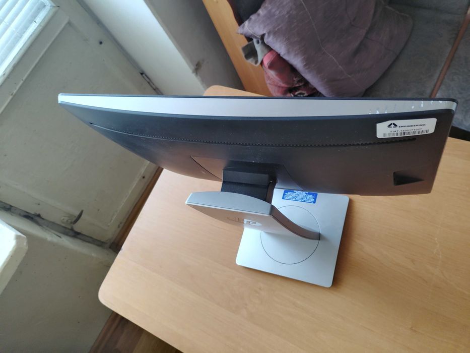 Порти: HDMI, Mini DisplayPort, USB-хаб (2 порти). HP EliteDisplay E202 (діагональ 20 дюймів, роздільна здатність 1600×900, частота 60 герц.