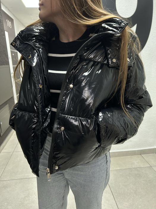 Чорна лакова пухова куртка з капюшоном. Жіноча коротка куртка. Купить