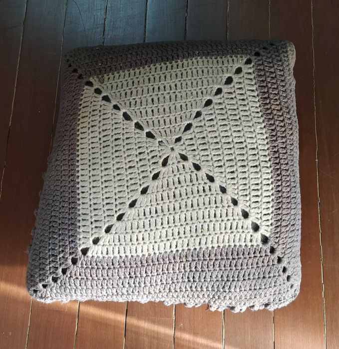 Almofadão de lã em crochet