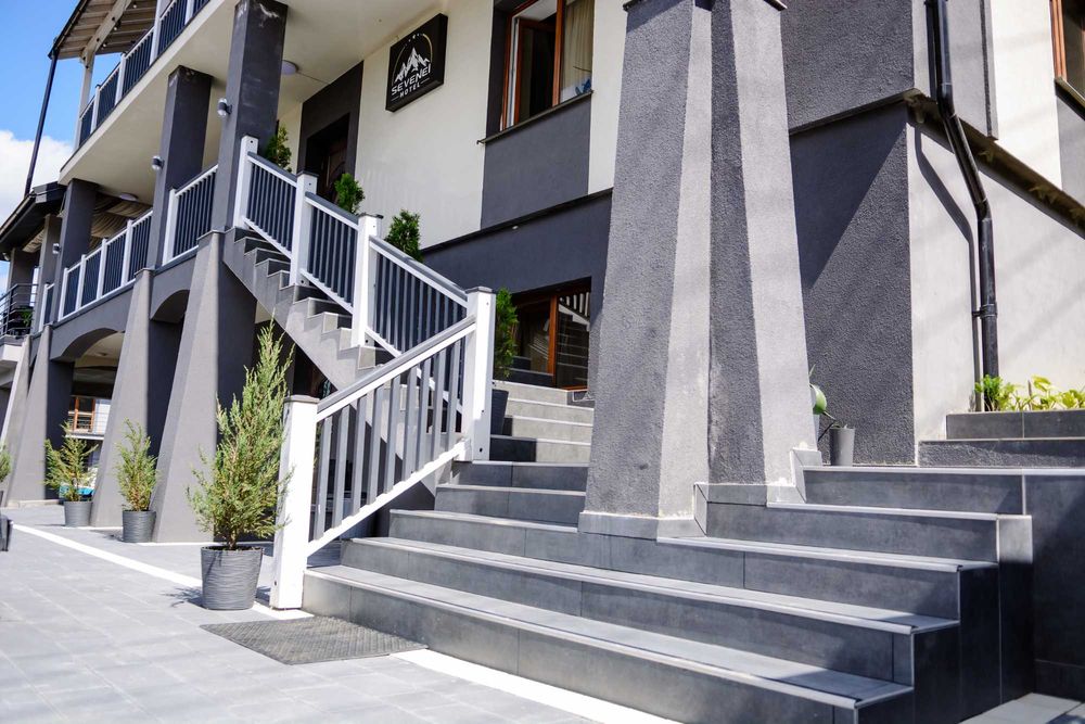 Діючий готель-ресторан в Поляниці