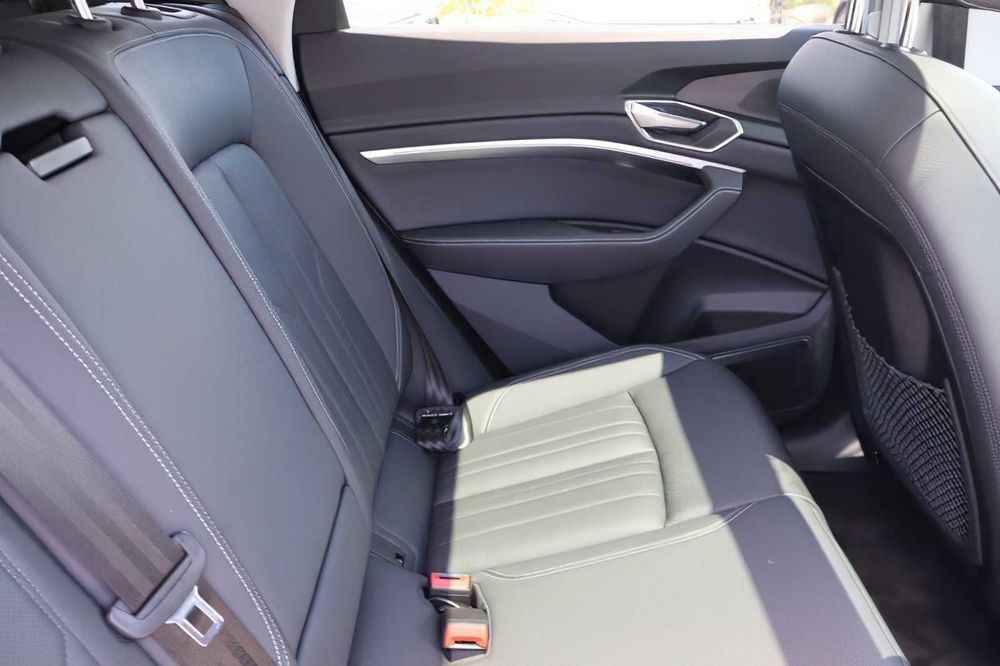 Audi Q8 e-tron quattro Premium Plus      2024