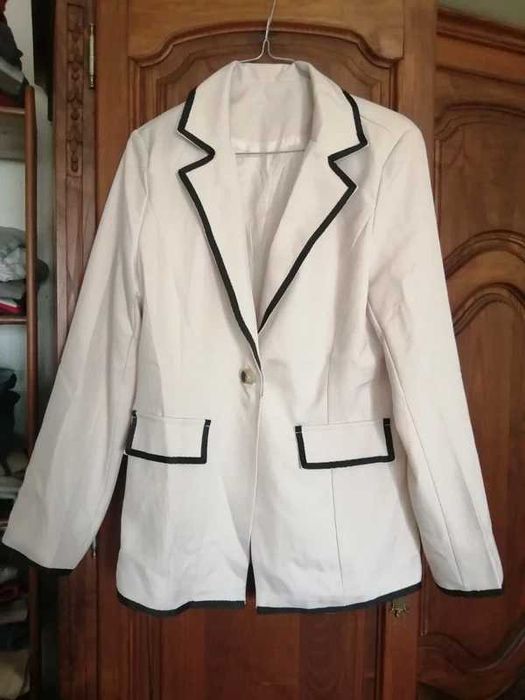 Blazer branco debroado a preto