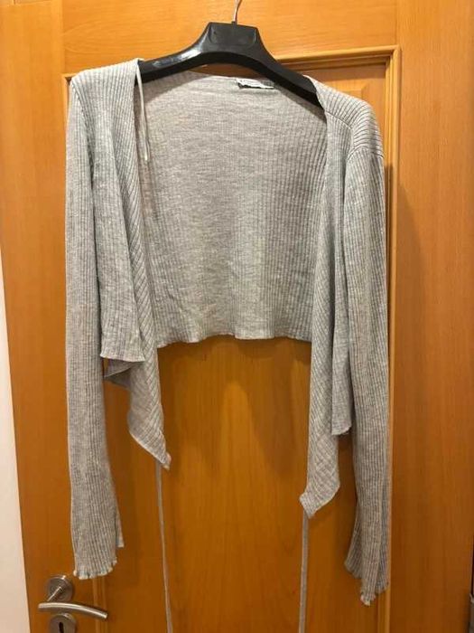 Casaco de malha cinzenta