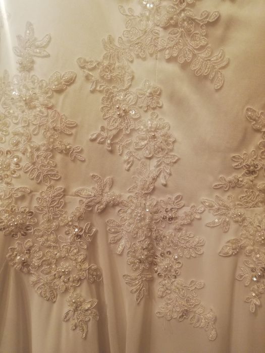 Boho suknia ślubna muślinowa plus size z welonem.