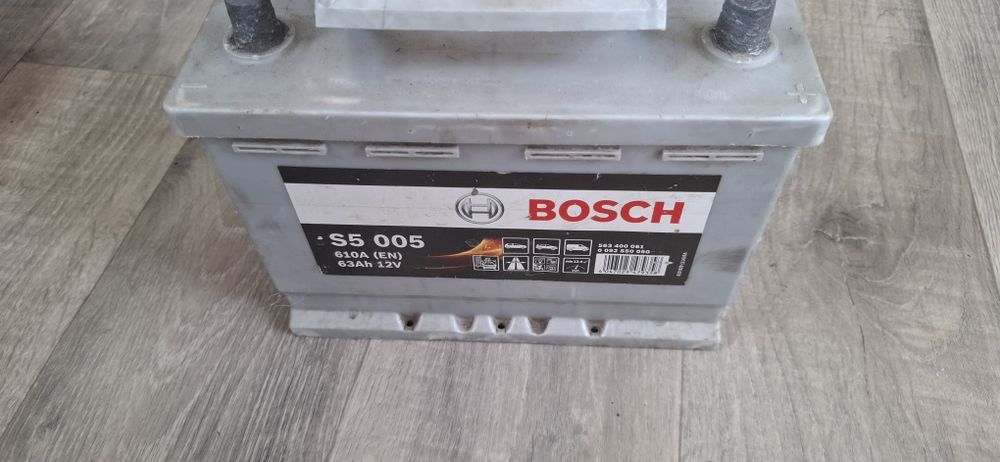Автомобильный аккумулятор Bosch S5 005.