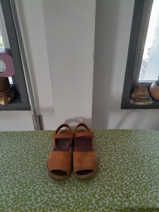 Vendo Sandálias de Criança ZARA muito bonitas como novas