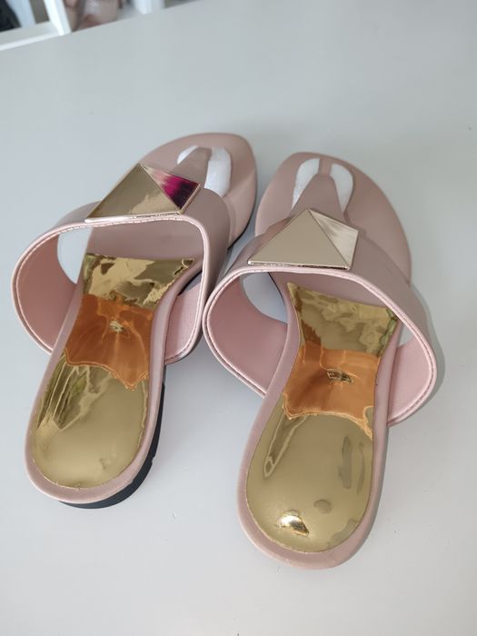 Pudrowo różowe skórzane japonki