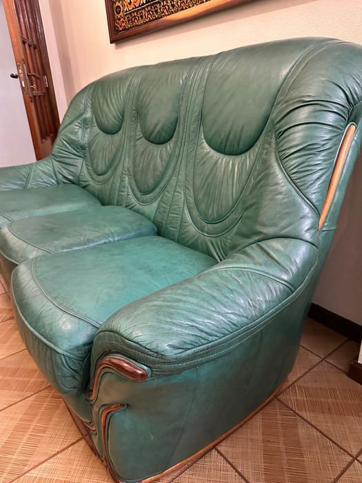 Conjunto sofá 3 lugares + 2 poltronas em pele