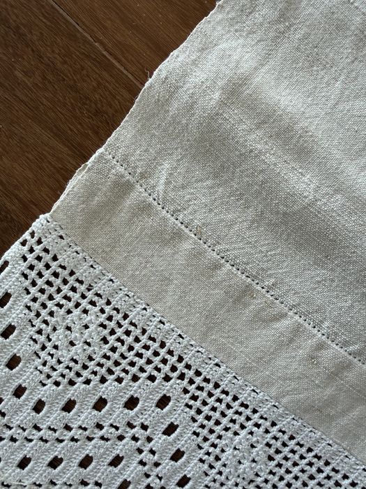 Toalha em linho com renda feita à mão