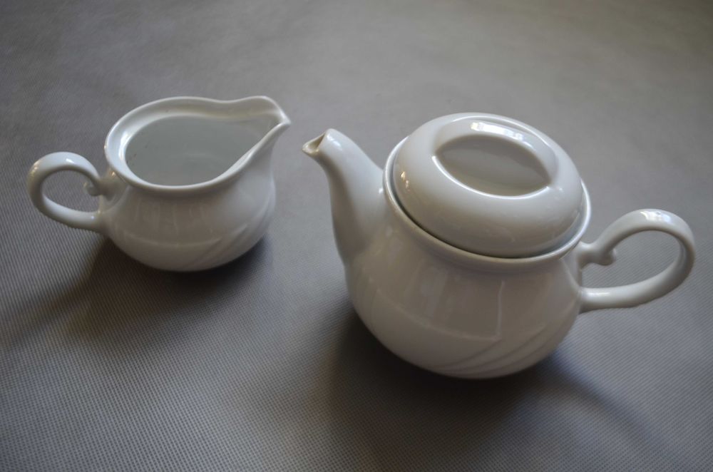 zestaw czajniczek i mlecznik porcelana Lubiana
