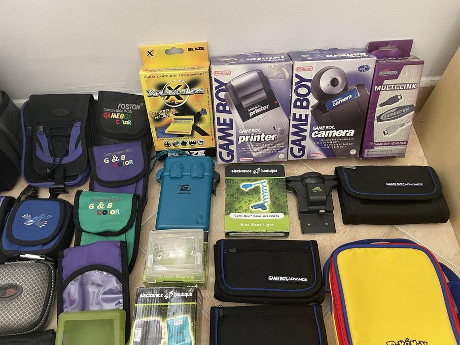 Conjunto de acessórios para Nintendo GameBoy.