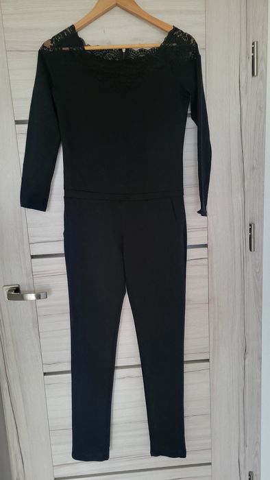 Czarny kombinezon damski z koronką, ekspres z tyłu, onesie koronkowe.