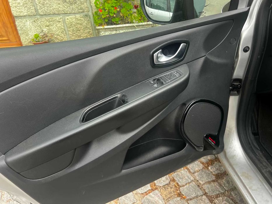 Carro - Renault clio