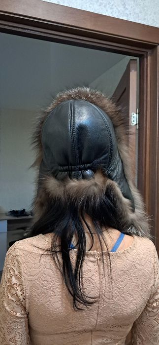 Жіноча шкіряна шапка з чорнобурки