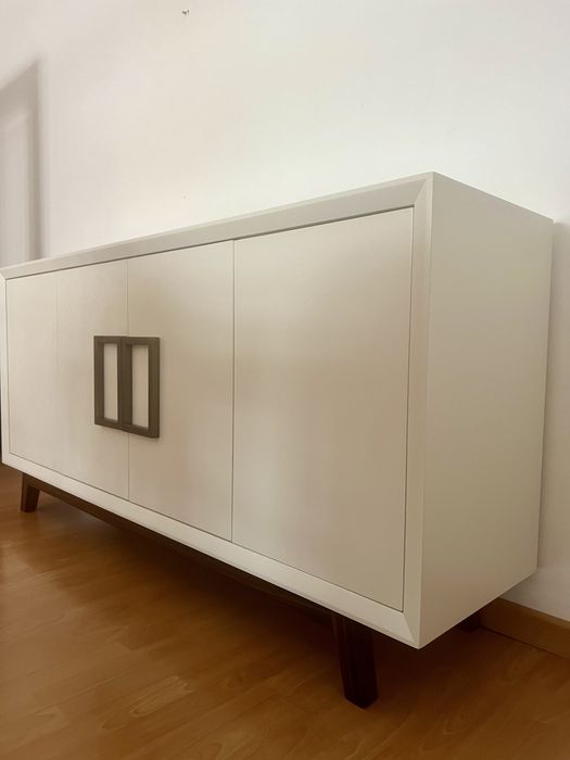 Aparador de Design Moderno – Branco e Madeira