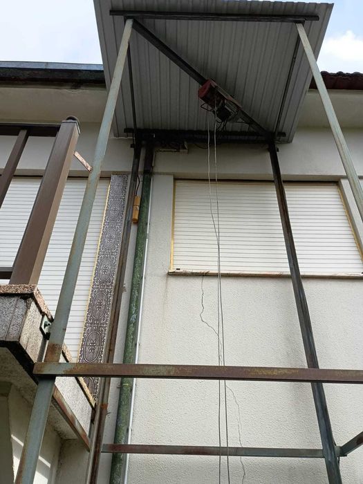 Fantástico elevador de exterior para moradias.