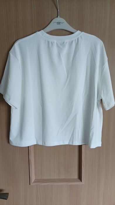 T-shirt krótsza niż standardowe
