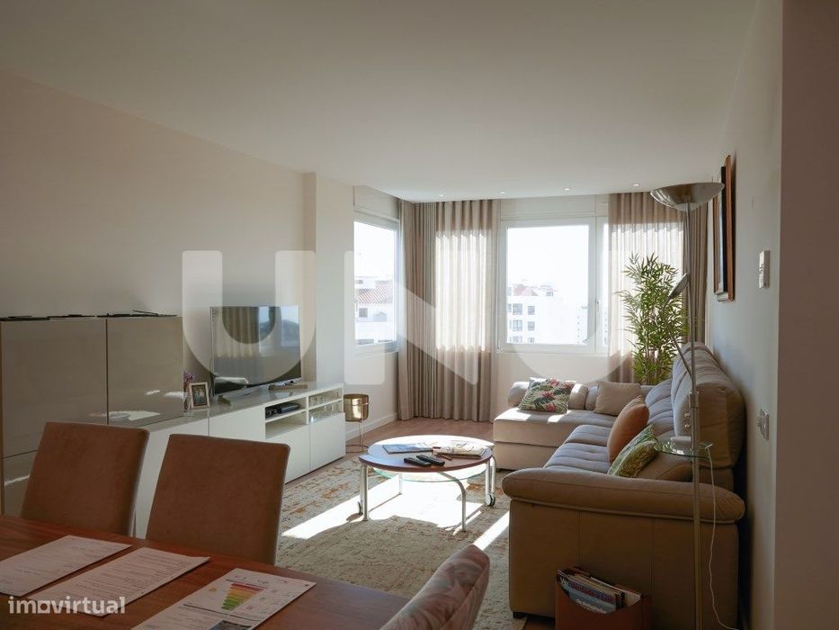 Apartamento T2, remodelado, em condomínio com piscina.