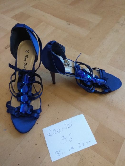 Piękne niebieskie buty. Wesele, studniówka, dyskoteka