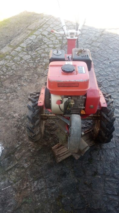 Vendo moto enxada  em ótimo estado pouco uso com dois jogos de freses