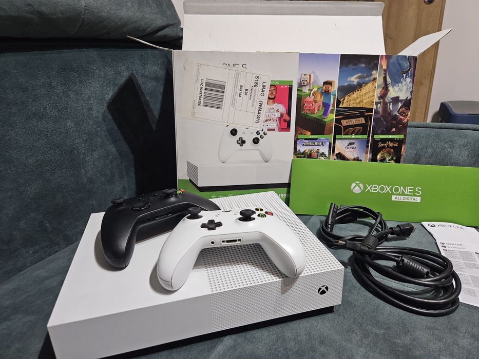 Xbox One S All Digital 1TB + 2 pady