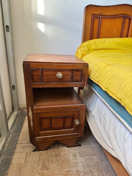 Cama em Madeira Maciça + 2 Mesinhas de Cabeceira