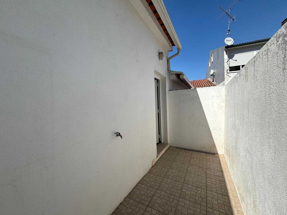 Moradia T1 renovada e mobilada — privacidade e conforto em Torres Novas.