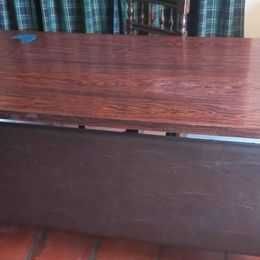 Secretária em metal forrada a pele à frente e dos lados