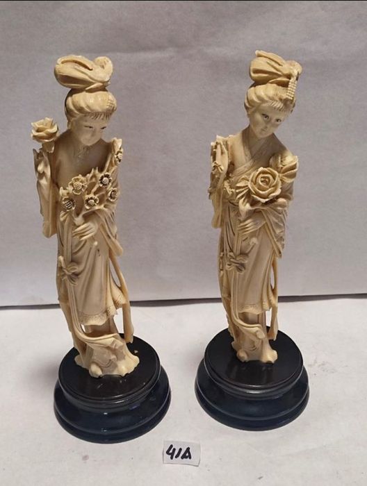 Par de figuras orientais okimonos de geisha