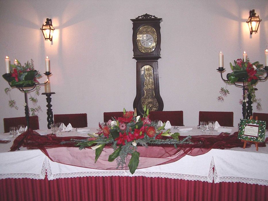 Candelabros decorativos em ferro forjado preto, muito elegantes