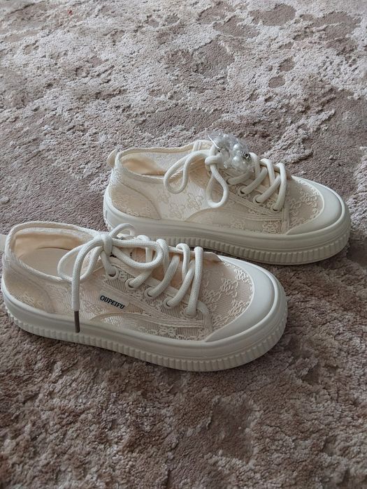 Вишукані кружевні кеди