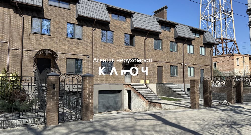 Продаж чудового таунхауса біля парку, перша лінія