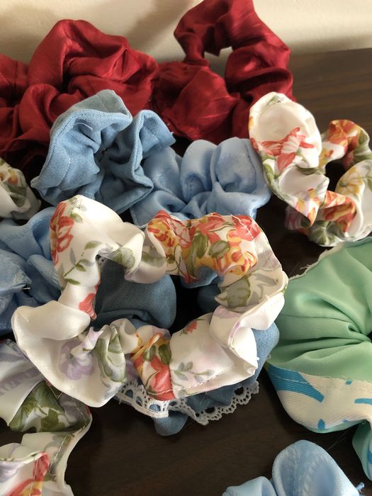 Porta-chaves e Elásticos  para cabelo , tudo feito á mão