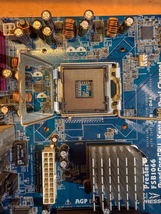 Bundle Motherboard AsRock 4CoreDual-Vsta LGA775 + CPU + GPU + PSU