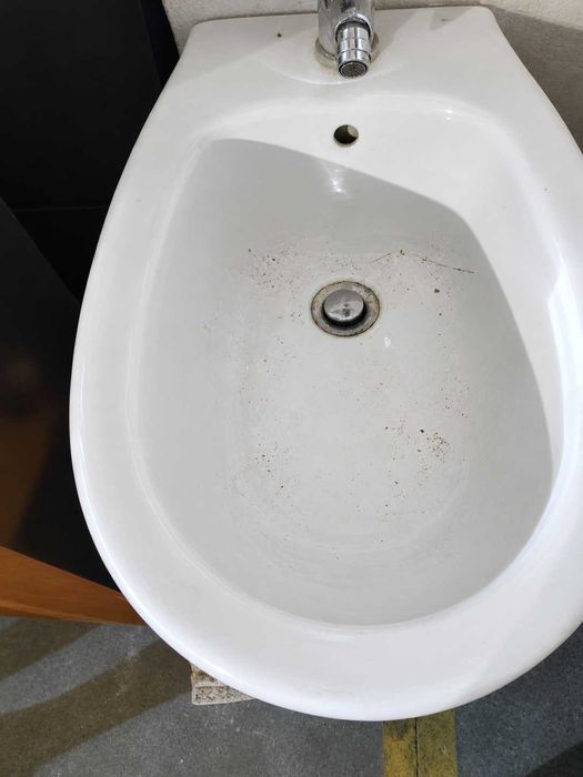 Bidé em cerâmica branca com torneira cromada