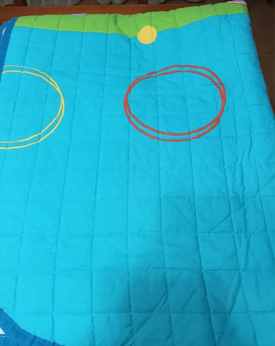 Colcha colorida e com círculos