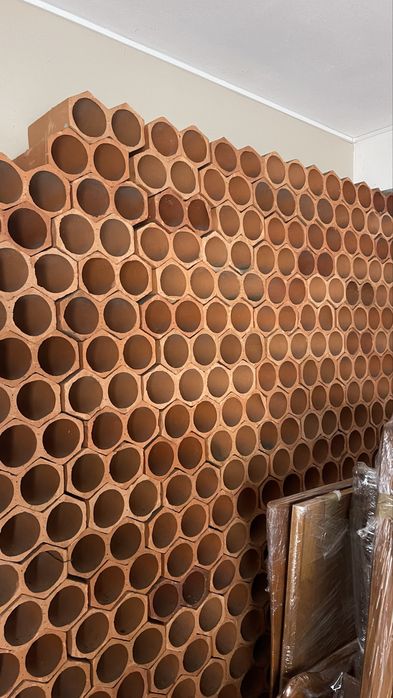 Vende se garrafeira em barro