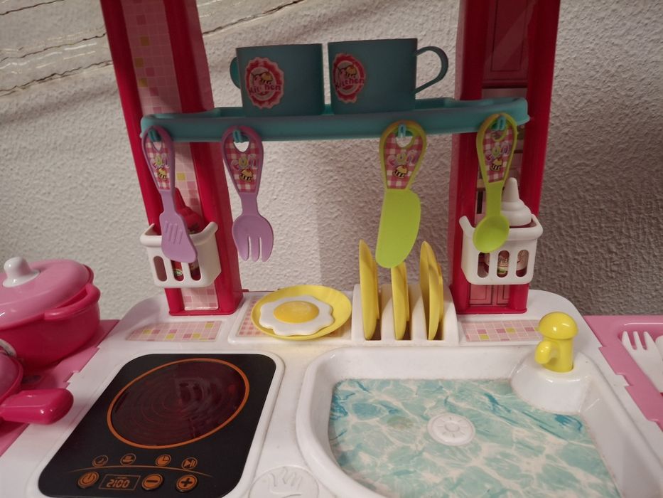 Mala portátil que é cozinha e acessórios