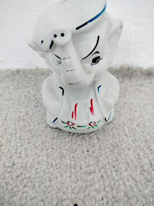 Skarbonka ceramiczna Słoń z zawiniętą trąbą