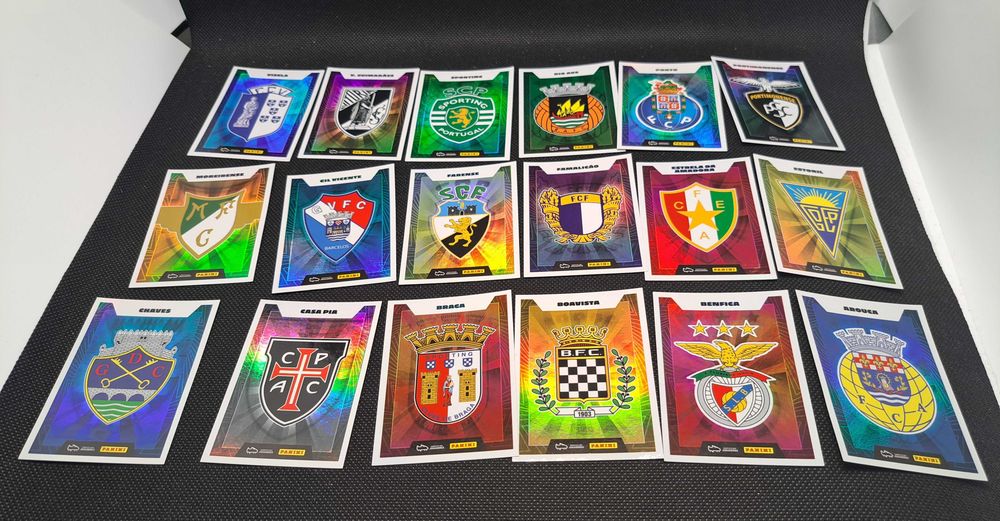 Os 18 Emblemas da 1ª Liga - Coleção Futebol 2023 - 24 - Panini