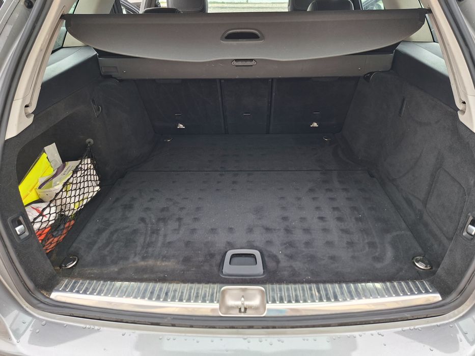 Carrinha Mercedes 220 d, em bom estado.