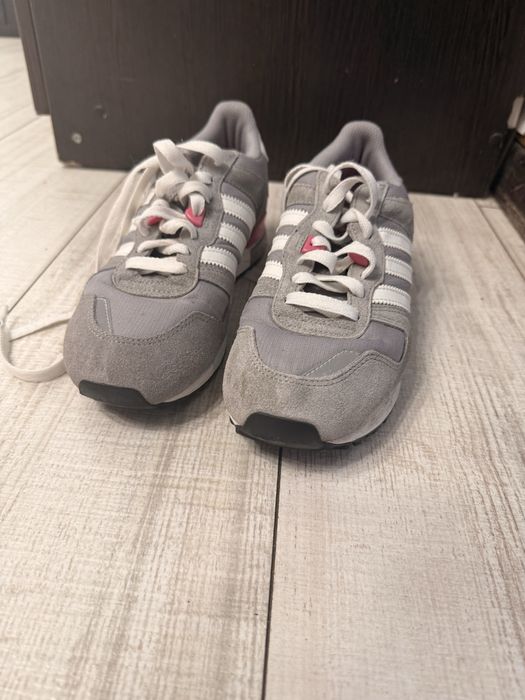 Кросівки від бренду Adidas