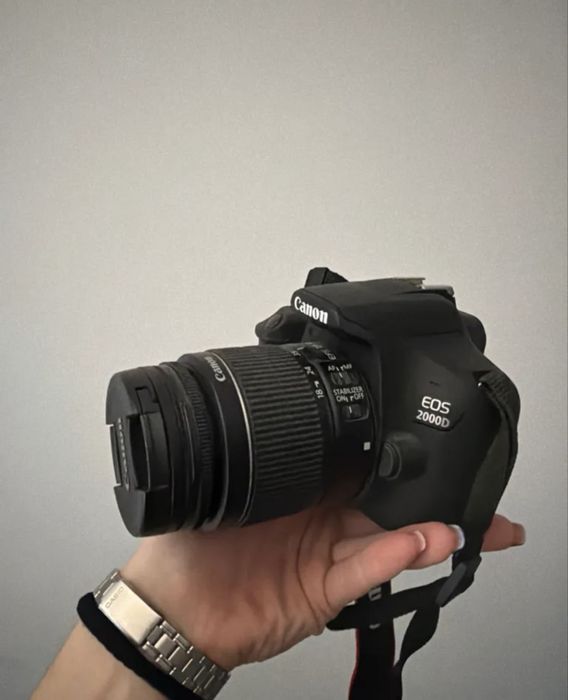 Фотоапарат Canon EOS 2000D з об'єктивом 18-55mm IS II
