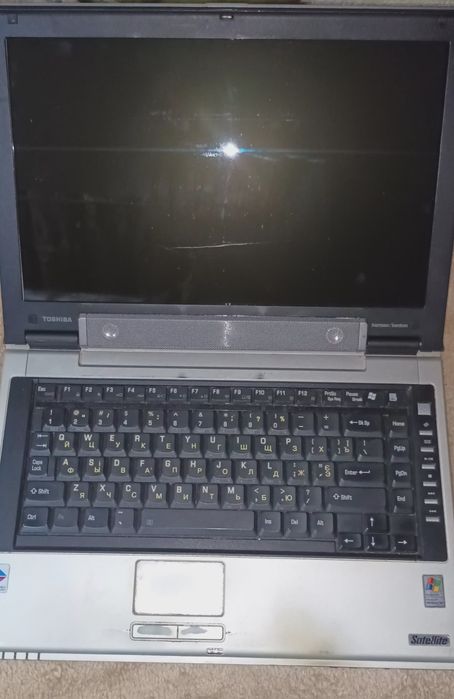 Три ноутбука Toshiba, Dell, IBM.