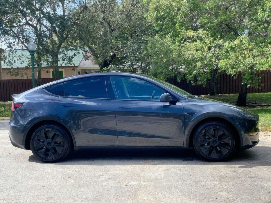 Tesla Model Y Long Range      2023