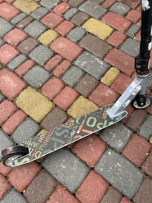 Продається дитячий, трюковий самокат.