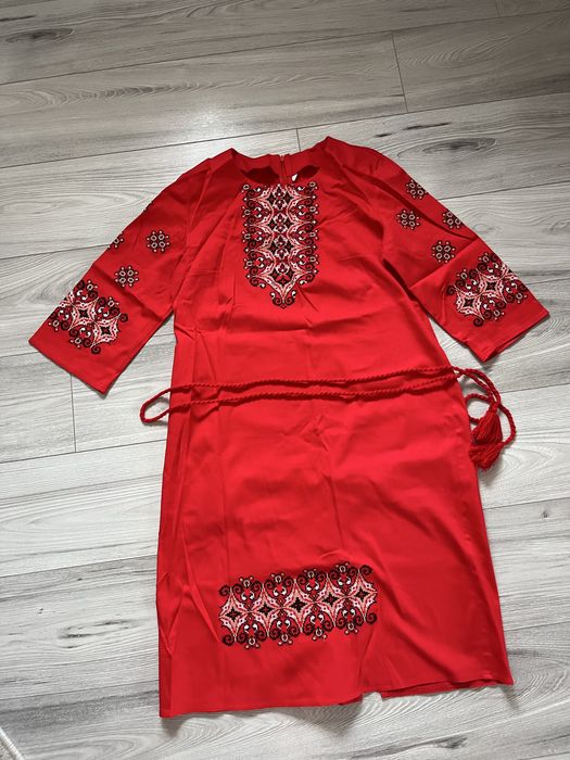 Вишита сукня.