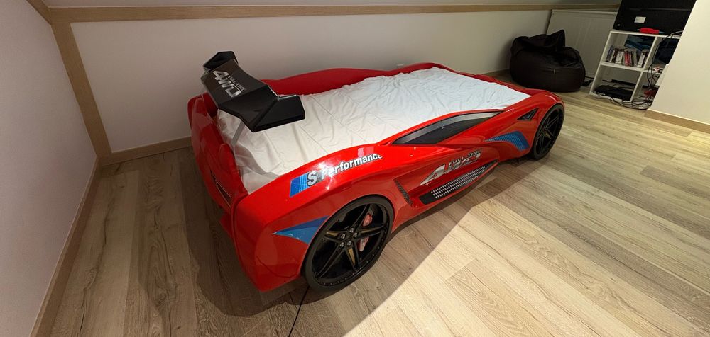 Cama carro com led e som