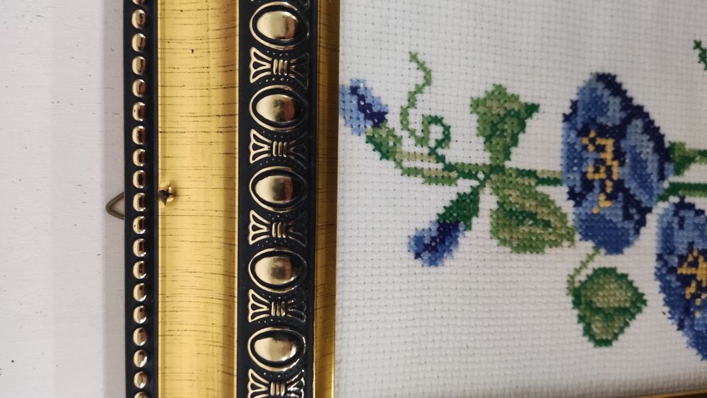 Moldura Dourada trabalhada em ponto cruz