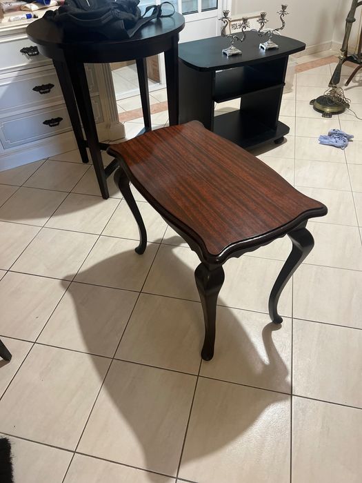 Mesa de apoio, caracterizada por pés cabriolet